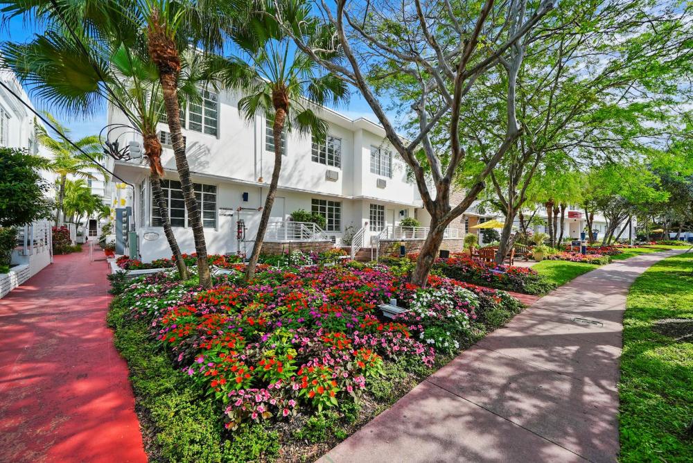 Courtyard View One Bedroom Queen Suite interior